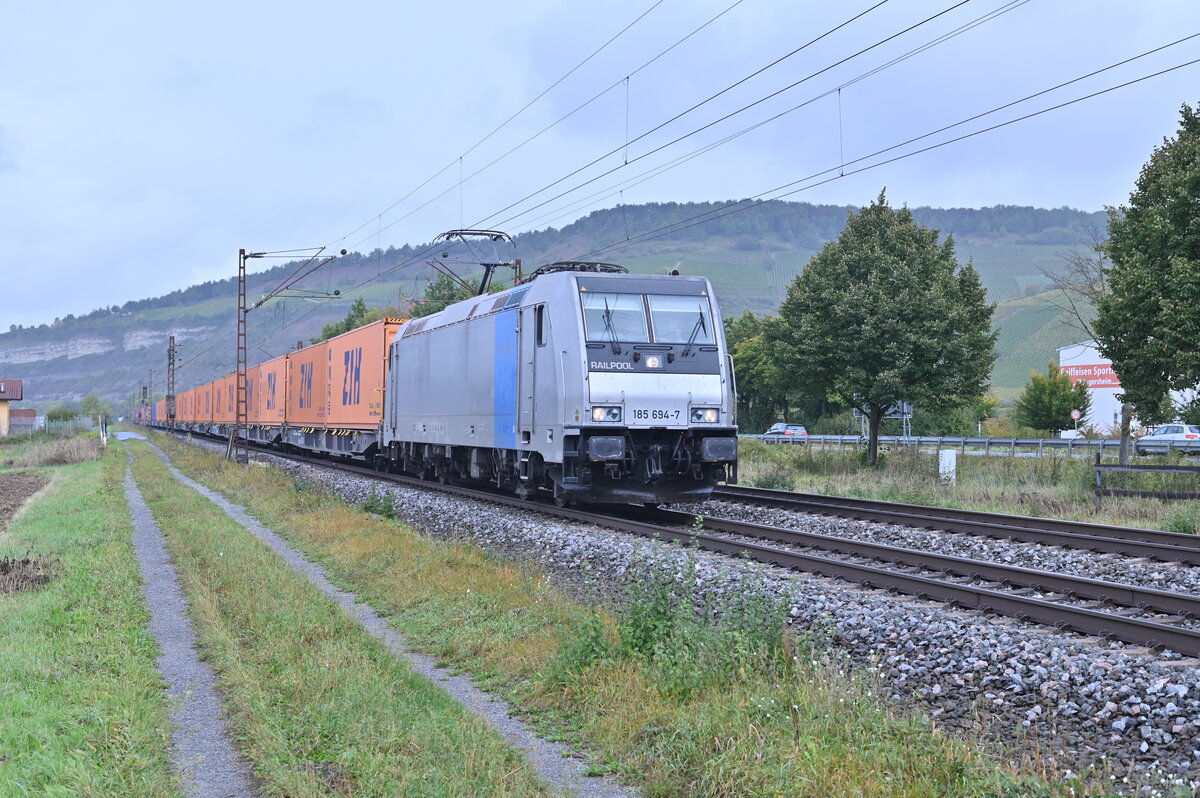 185 694 mit einem Containerzug in Thüngersheim gen Würzburg 5.10.2021