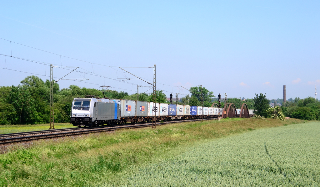 185 694 mit einem Containerzug am 06.06.2016 bei Elze