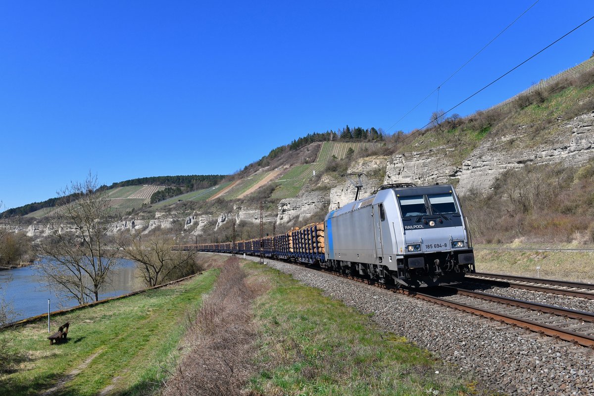 185 694 mit einem Holzzug am 06.04.2018 bei Himmelstadt. 