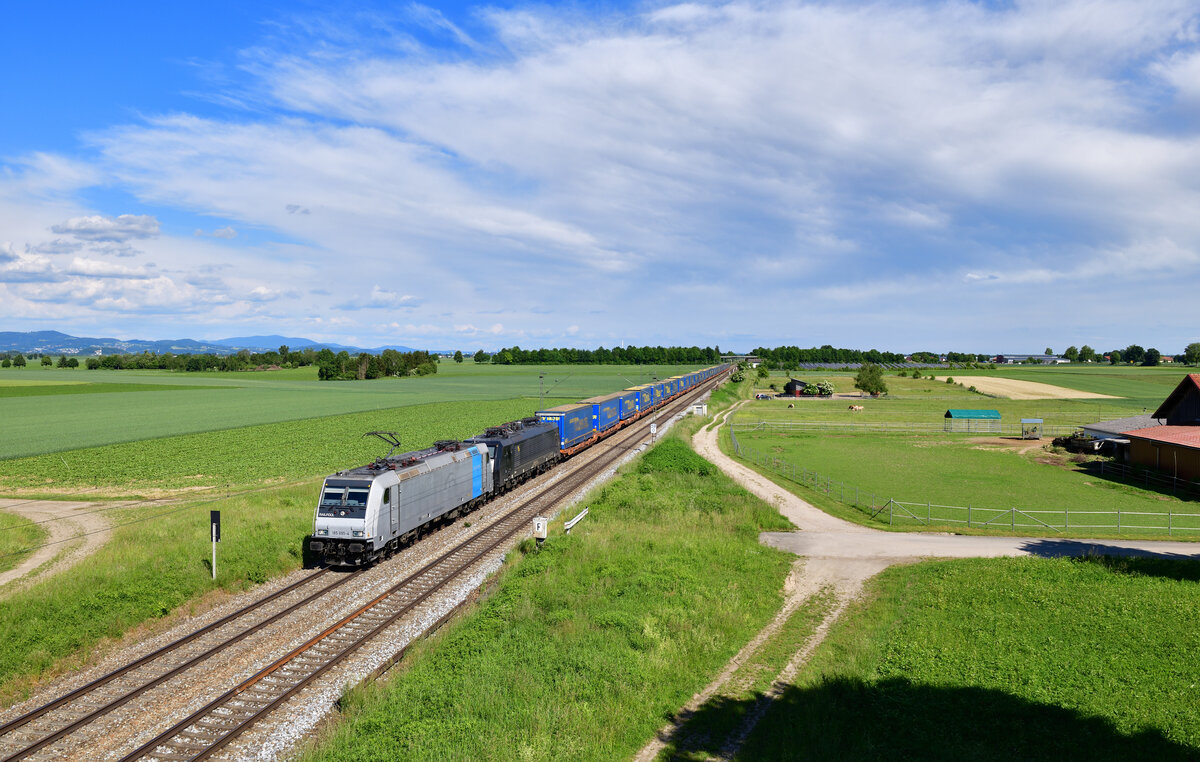 185 695 + 189 285 mit einem KLV am 30.05.2022 bei Stephansposching.