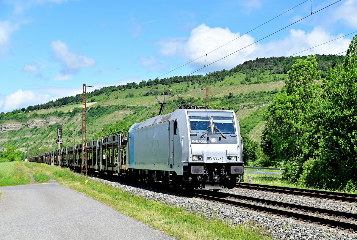 185 695-4 mit leeren BLG Wagons am Haken gen Würzburg fahrend in Thüngersheim.24.5.2022