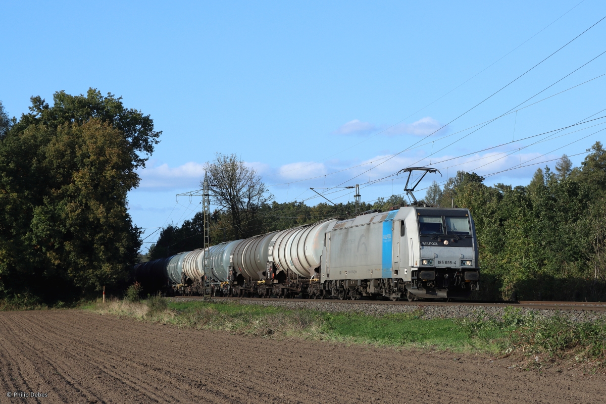 185 695-4 (Railpool / Raildox) mit einem Kesselzug in Ratingen Lintorf, 11. Oktober 2022