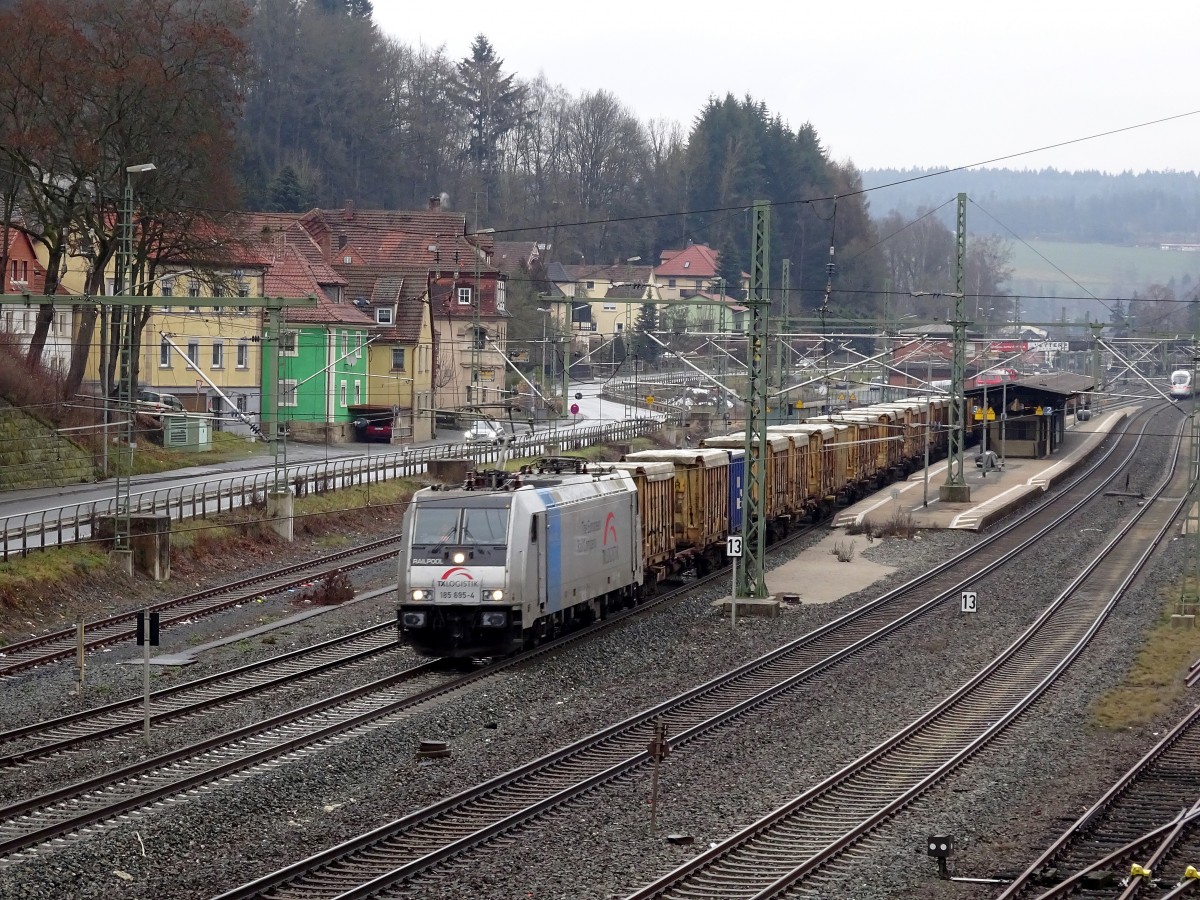 185 695-4 von TX Logistik zieht am 10. Januar 2016 einen Containerzug durch Kronach in Richtung Lichtenfels.