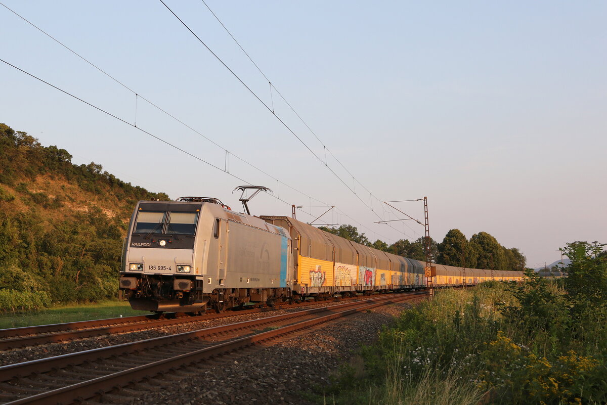 185 695 war am 23. Juli 2021 mit einem Autozug bei Himmelstadt in Richtung Gemünden am Main unterwegs.