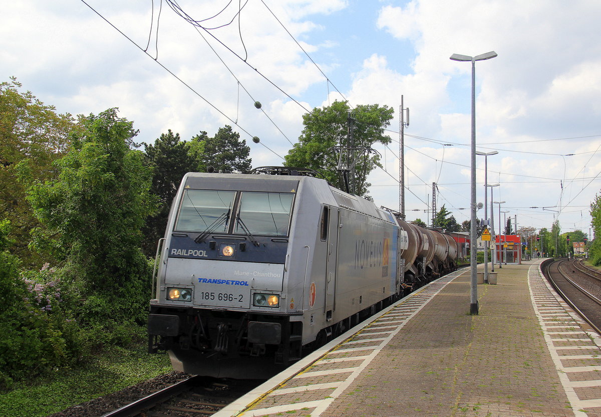 185 696-2  Marie-Chanthou  von Railpool kommt mit einem Kesselzug aus Köln nach Süden und kommt aus Richtung Köln und fährt durch Roisdorf bei Bornheim in Richtung Bonn,Koblenz. Aufgenommen vom Bahnsteig in Roisdorf bei Bornheim. Bei schönem Sonnenschein und Wolken am Nachmittag vom 1.5.2018.