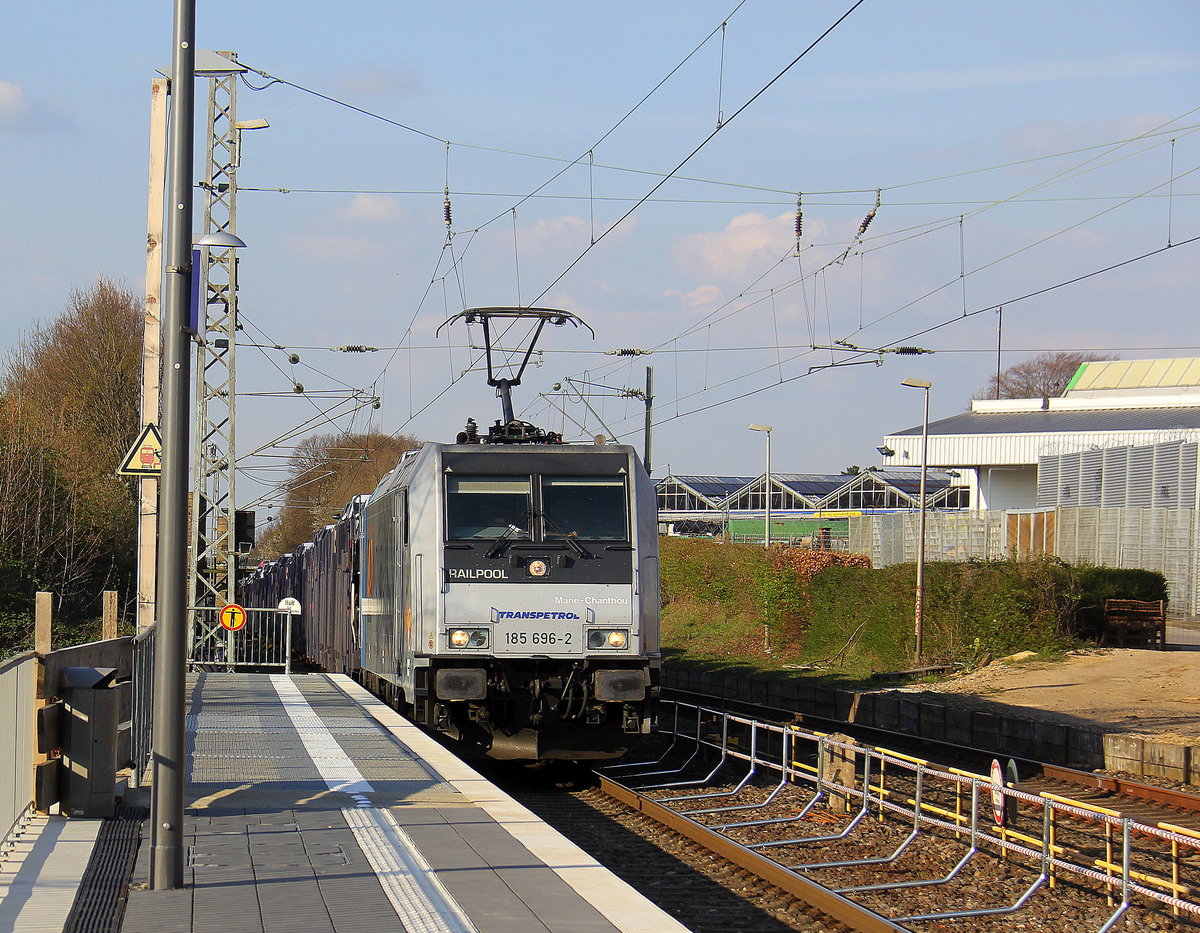 185 696-2  Marie-Chanthou  von Railpool  kommt als Umleiter mit einem langen Dacia-Autozug aus Ciumesti(RO) nach Tongeren(B) und fährt durch Kohlscheid aus Richtung Herzogenrath und fährt die Kohlscheider-Rampe hoch nach Aachen-West. 
Aufgenommen von Bahnsteig 2 in Kohlscheid. 
Bei schönem Frühlingswetter am 7.4.2019.