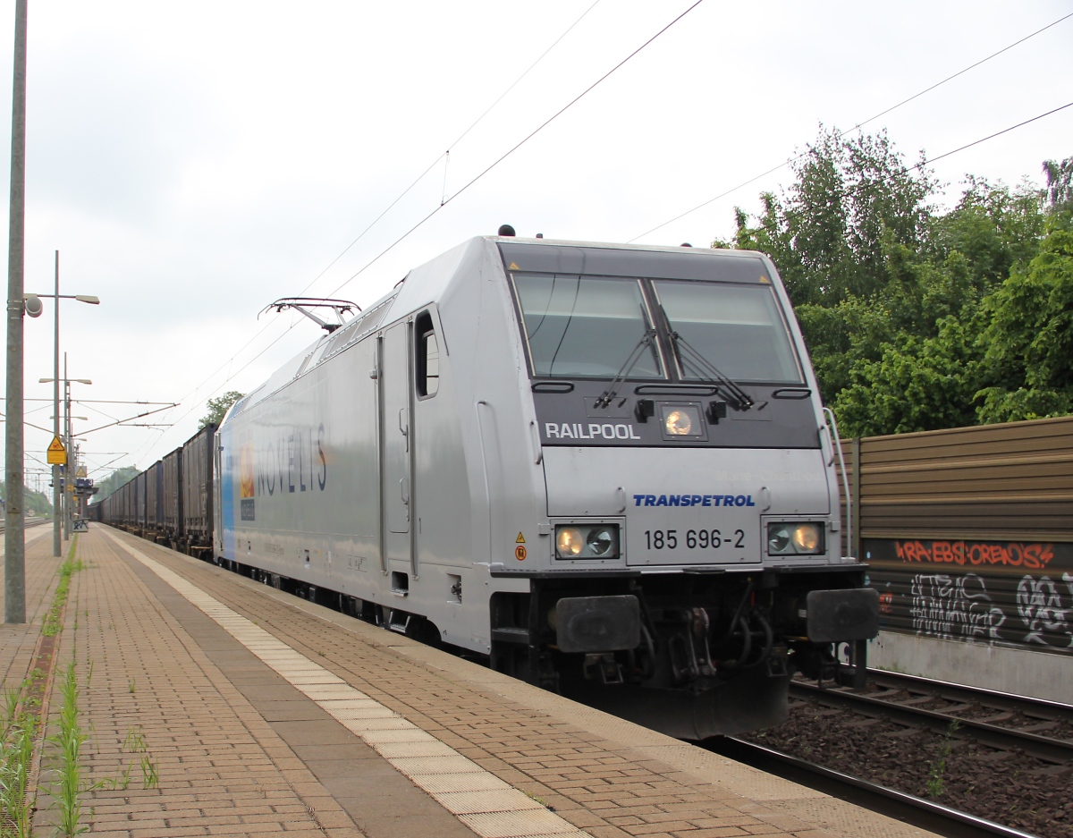185 696-2 der Novelis mit dem gleichnamigen Zug aus Richtung Seelze kommend. Aufgenommen am 30.05.2013 in Dedensen-Gmmer.