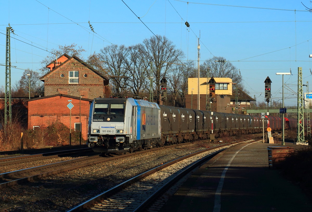 185 696-2 von Railpool, im Einsatz für Transpetrol, durchfährt am 29.12.2016 mit einem Güterzug den Bahnhof Minden