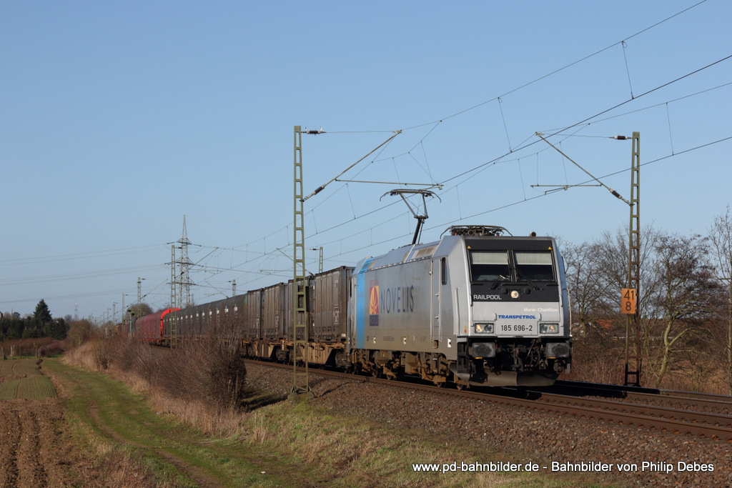 185 696-2 (Transpetrol) mit einem Güterzug in Meerbusch Osterath, 2. Februar 2014