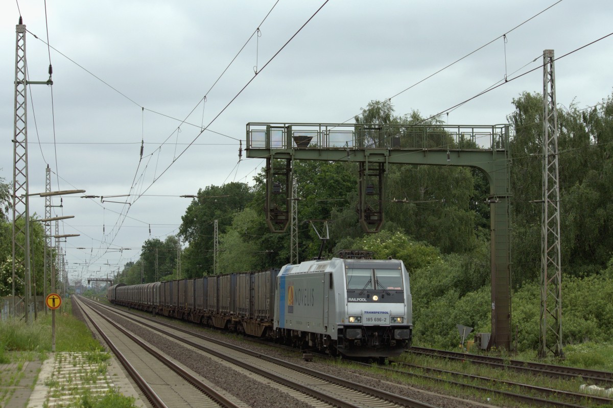 185 696-2 zieht am 29.05.2014 den  Nievenheimer  durch Dedensen/Gümmer