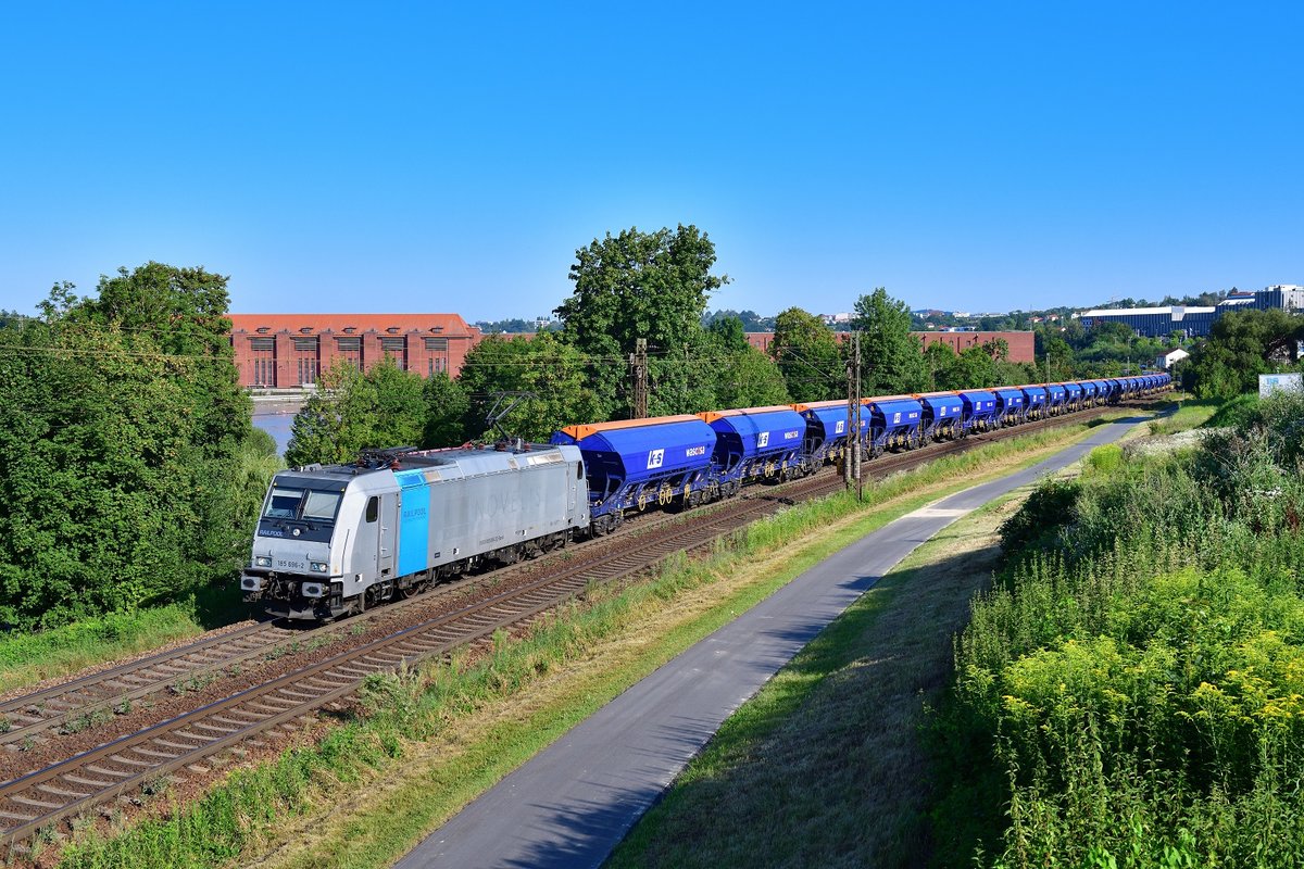 185 696 mit einem Düngerzug am 07.08.2020 bei Passau.