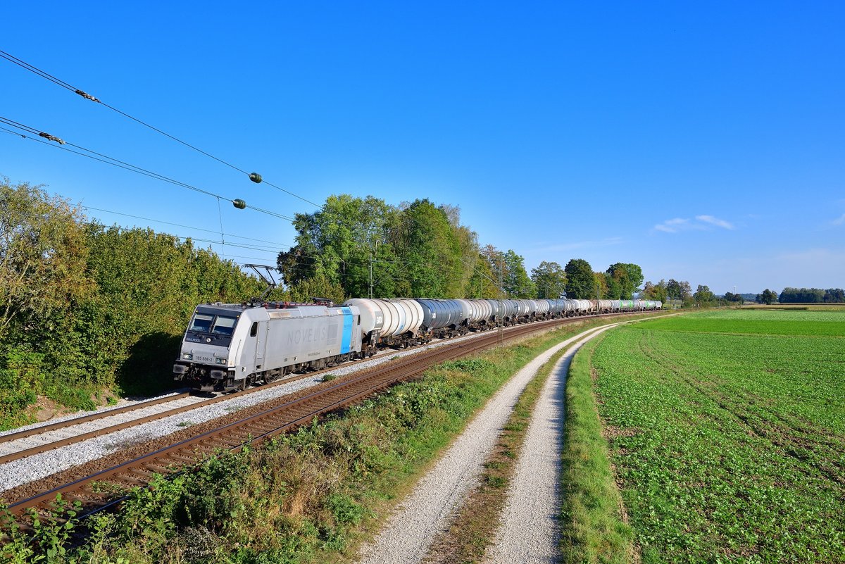 185 696 mit einem Kesselzug am 20.09.2020 bei Langenisarhofen.