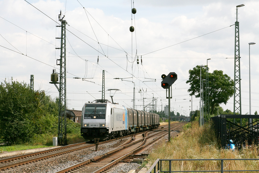 185 696 verlässt mit dem, unter Eisenbahnfreunden bekannten,  Nievenheimer Aluzug  den Nievenheimer Güterbahnhof.
Aufnahmedatum: 22. August 2012