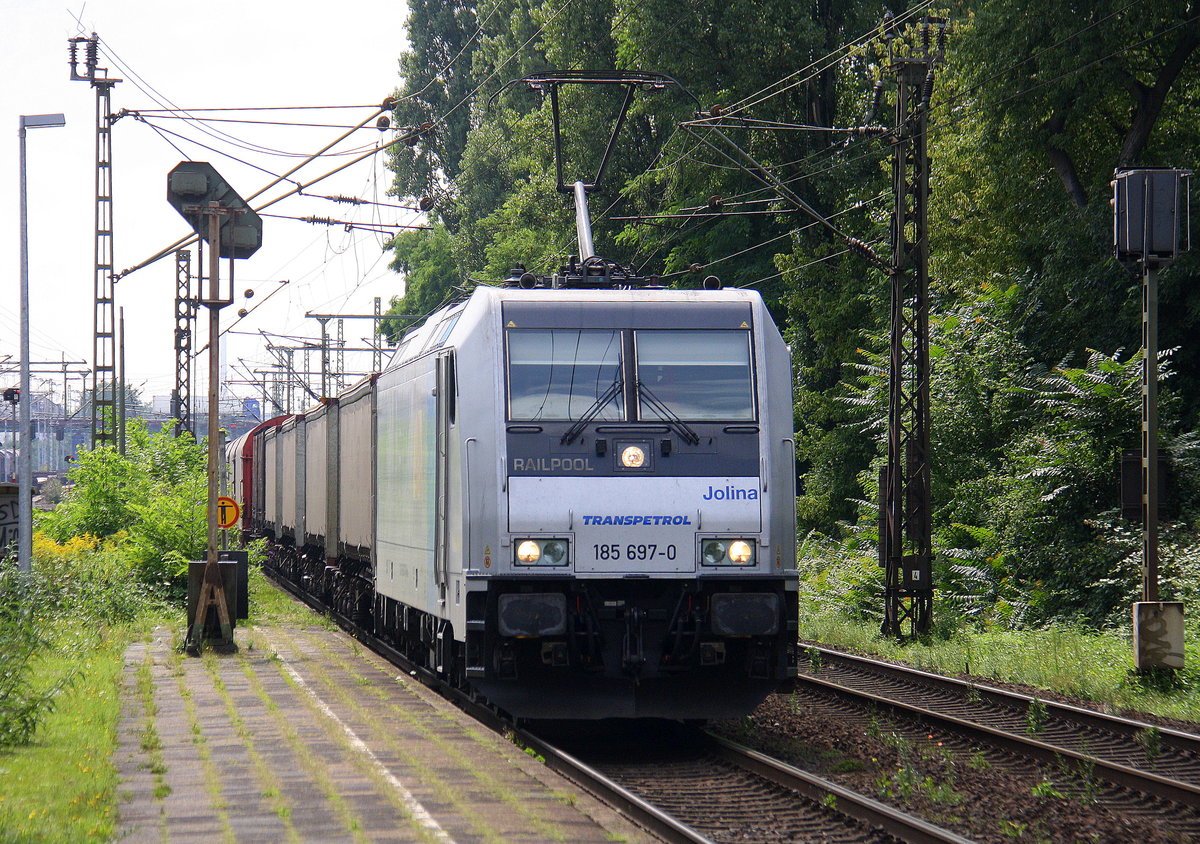 185 697-0  Jolina  von Railpool  kommt mit einem Aluzug aus Nievenheim nach Northeim und kommt aus Richtung Neuss und fährt durch Duisburg-Rheinhausen-Ost in Richtung Duisburg-Hochfeld-Süd. Aufgenommen vom Bahnsteig in Duisburg-Rheinhausen-Ost. 
Bei Sommerwetter am Nachmittag vom 26.7.2017.