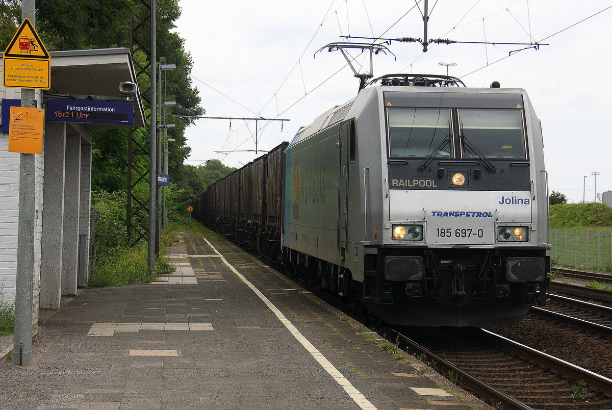 185 697-0  Jolina  von Railpool kommt mit einem Aluzug aus Northeim nach Nievenheim  und fährt durch Duisburg-Rheinhausen-Ost in Richtung Duisburg-Rheinhausen,Krefeld-Hohenbudberg-Chempark,Krefeld-Uerdingen,Krefeld-Linn,Krefeld-Oppum Meerbusch,Neuss.
Aufgenommen vom Bahnsteig in Duisburg-Rheinhausen-Ost.
Bei Sommerwetter am 27.7.2017.  