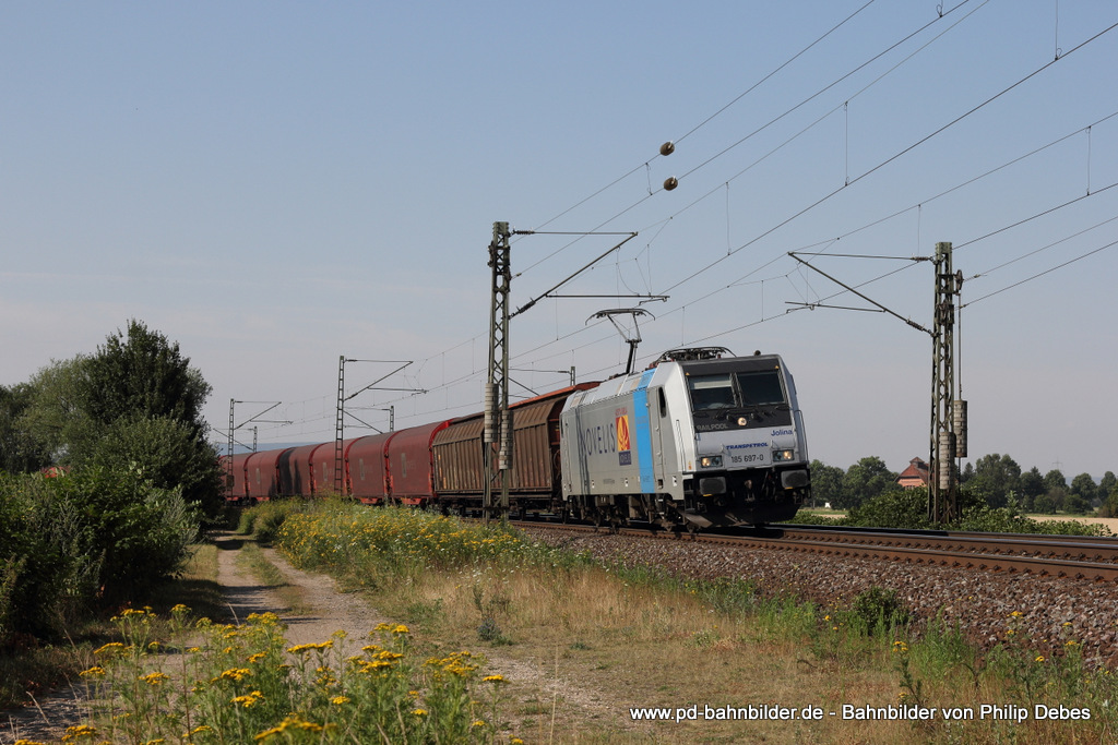 185 697-0 (Transpetrol) mit einem Güterzug in Burgstemmen, 23. Juli 2014