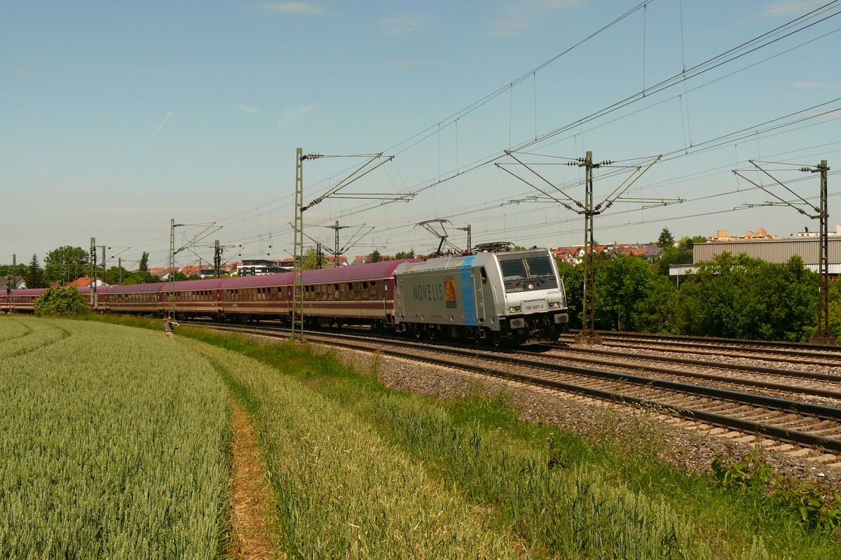 185 697 mit einem Sonderzug zum Kirchentag in Stuttgart der in Kürze Ludwigsburg erreichen wird. 3.6.15