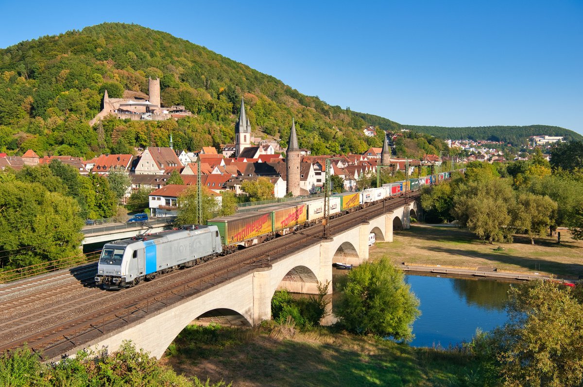 185 697 RPool/retrack mit einem KLV-Zug bei Gemünden (Main) Richtung Aschaffenburg, 21.09.2019