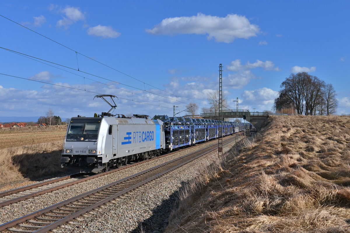 185 716 mit einem Autozug am 02.03.2017 bei Taimering. 