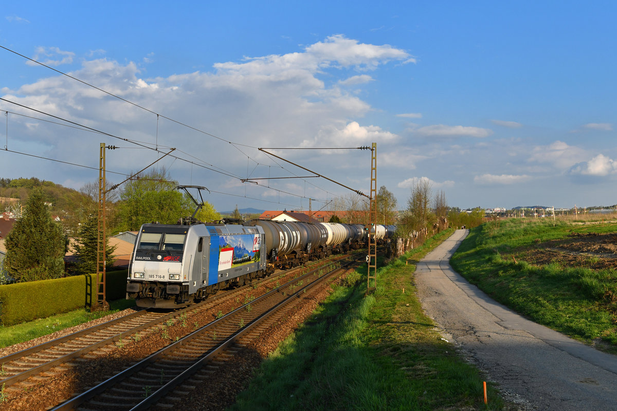 185 716 mit einem Kesselzug am 17.04.2018 bei Passau. 