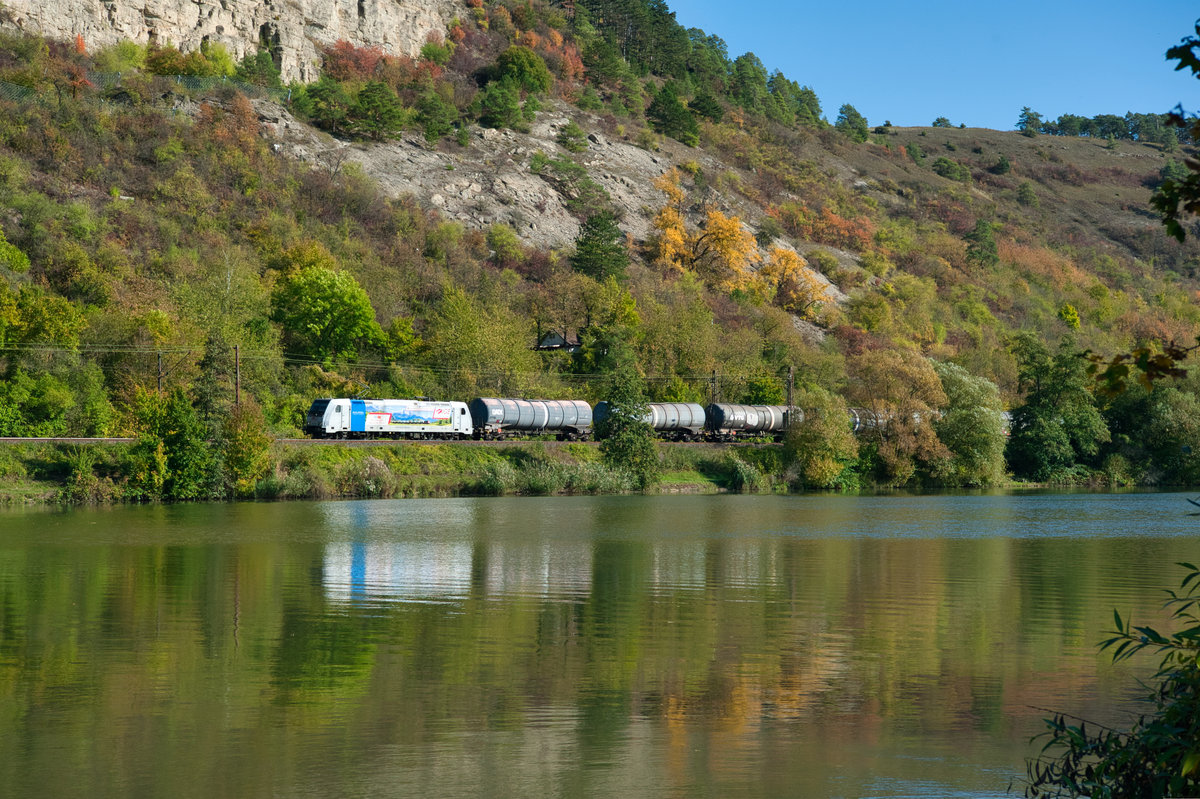 185 716 Railpool/IGE mit einem Kesselwagenzug bei Karlstadt Richtung Gemünden, 12.10.2019
