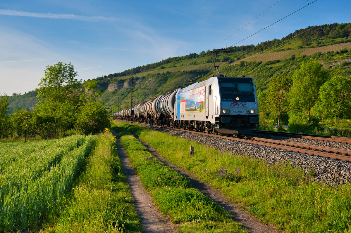 185 716 Railpool/IGE  Wir verbinden Bayern mit China  mit einem Kesselwagenzug bei Thüngersheim Richtung Würzburg, 07.05.2020