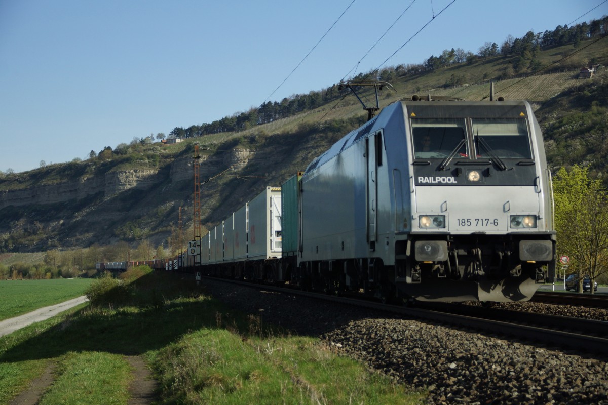 185 717-6 fährt mit eien Kühlcontainerzug am 15.04.15 bei Thüngersheim in Richtung Süden.