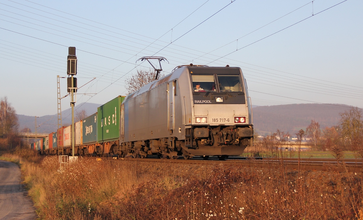 185 717-6 mit Containerzug in Fahrtrichtung Süden. Aufgenommen am 10.12.2013 bei Niederhone.