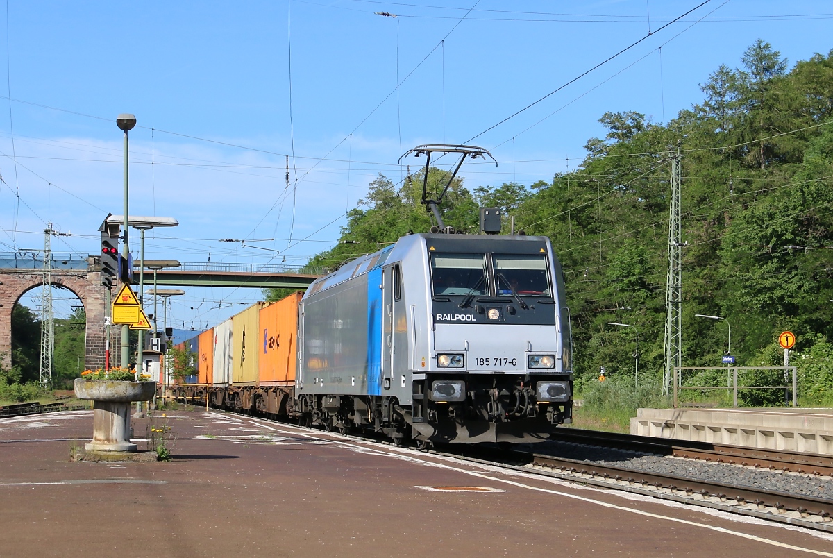 185 717-6 mit Containerzug in Fahrtrichtung Norden. Aufgenommen am 07.06.2014 in Eichenberg.