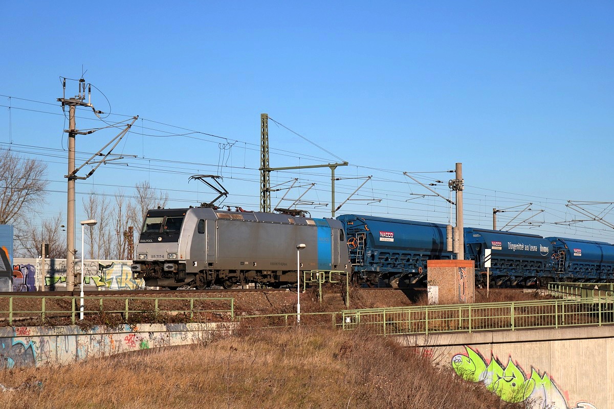 185 717-6 Railpool als Kalkzug befährt in Halle (Saale), Kasseler Straße, das Verbindungsgleis zur Bahnstrecke Halle–Bebra (KBS 580) in südlicher Richtung. [29.12.2017 | 13:33 Uhr]