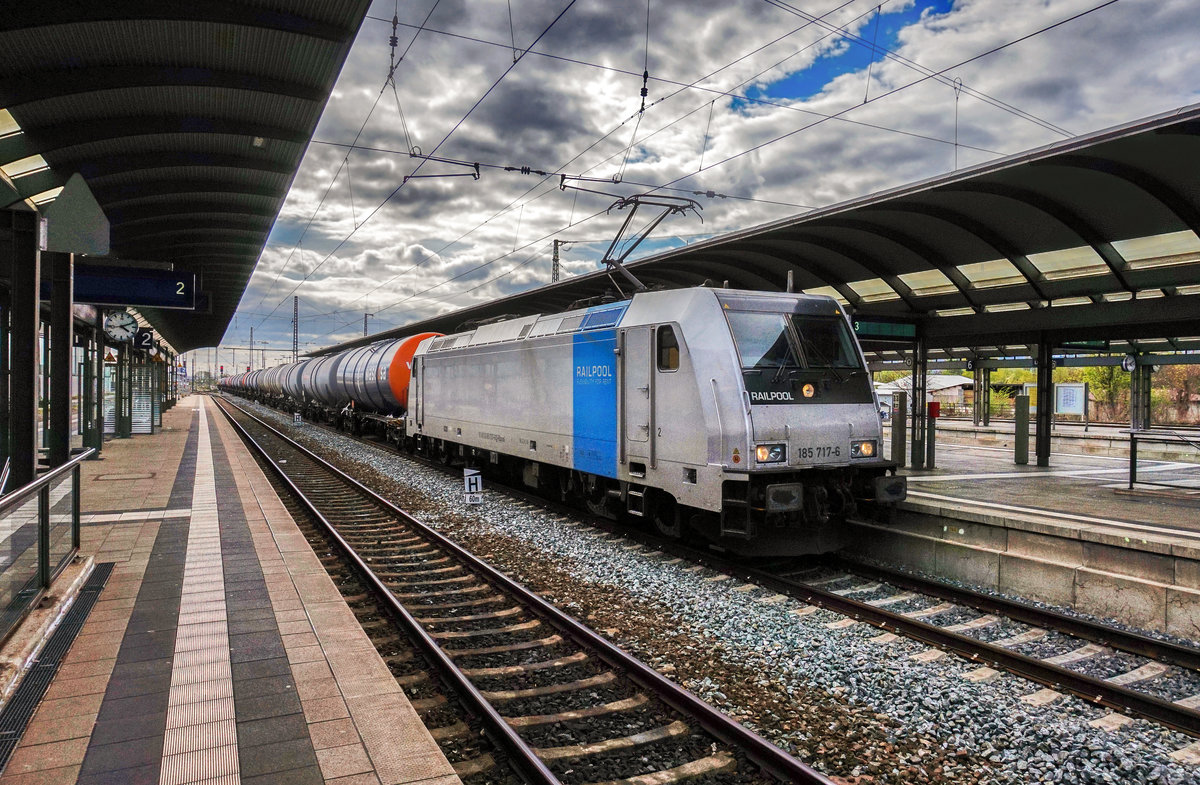 185 717-6 von RAILPOOL, durchfährt mit einem Kesselwagenzug den Bahnhof Lichtenfels.
Aufgenommen am 11.4.2017.