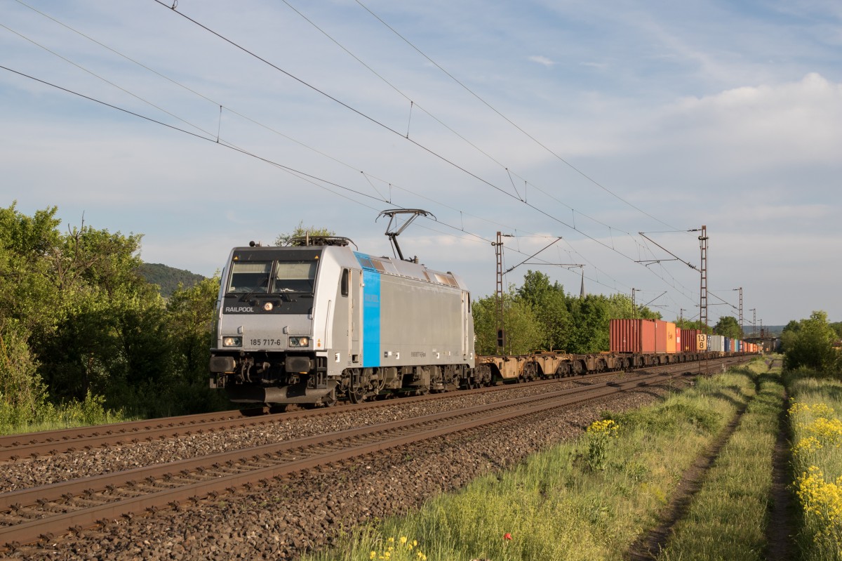 185 717 mit einem Containerzug am Abend des 15. Mai 2015 bei Thüngersheim in Richtung Gemünden.