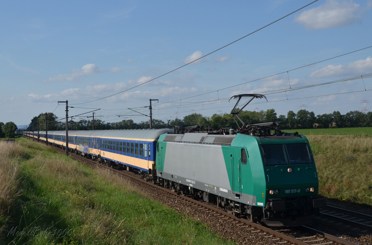 185 817 mit dem 47199 von Wien kommend bei Gramatneusiedl. Aufgenommen am 22.8.2014