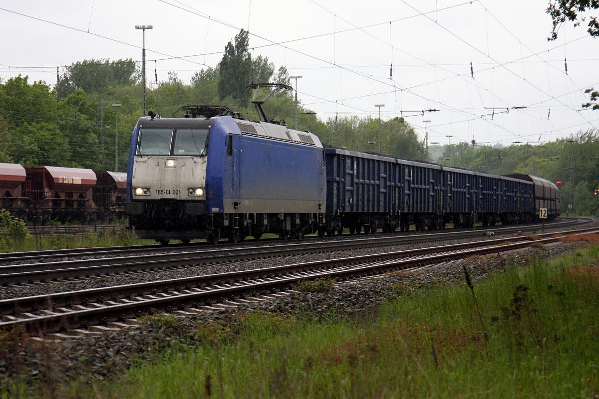 185 CL 001 ist derzeit nahezu täglich auf der Rollbahn unterwegs. Momentan sehe ich sie täglich mit dieser Kohlewagen Garnitur. Auch am 8.5.2014 fuhr sie mit einem beladenen Kokszug Richtung Osnabrück durch Hasbergen.