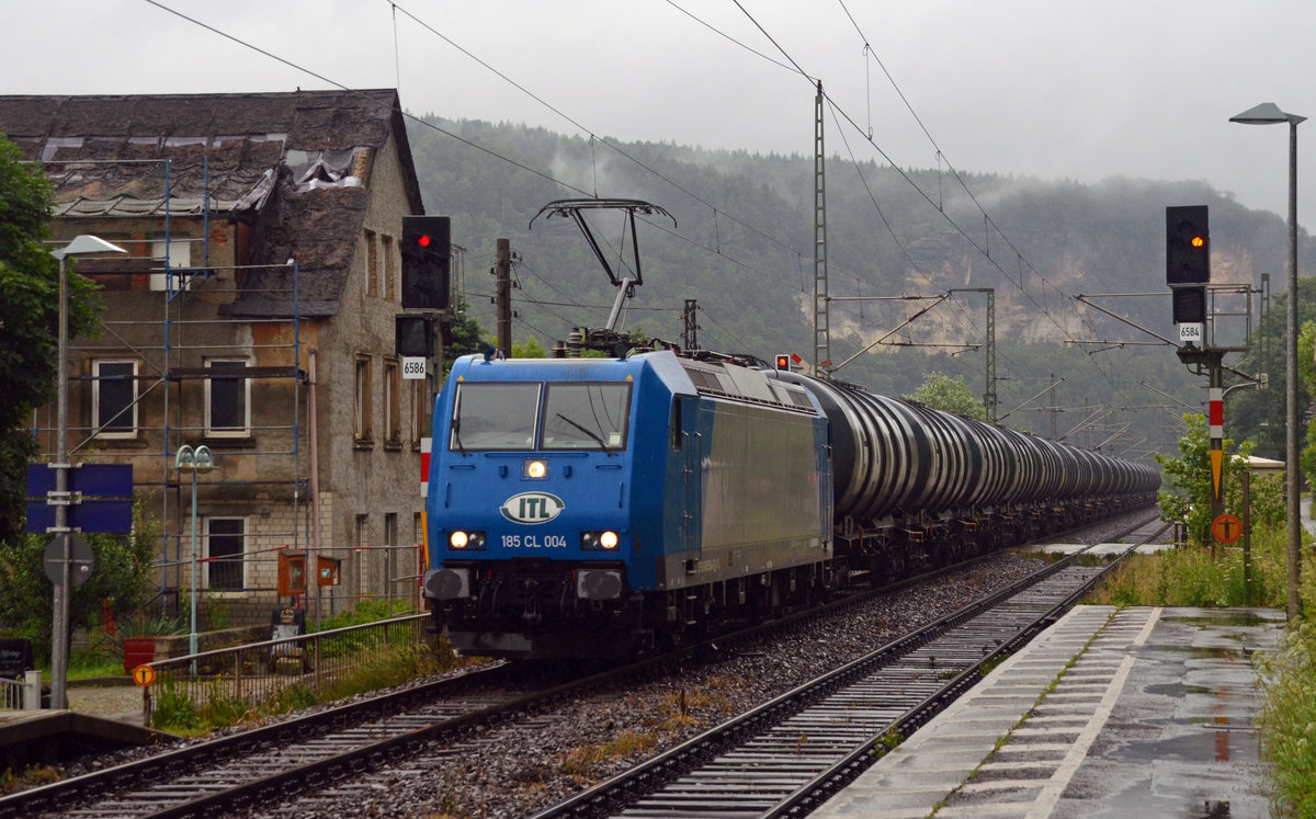 185-CL 004 der ITL beförderte am 17.06.16 einen Kesselwagenzug, welchen sie zuvor in Bad Schandau übernommen hatte, durch Stadt Wehlen Richtung Dresden.