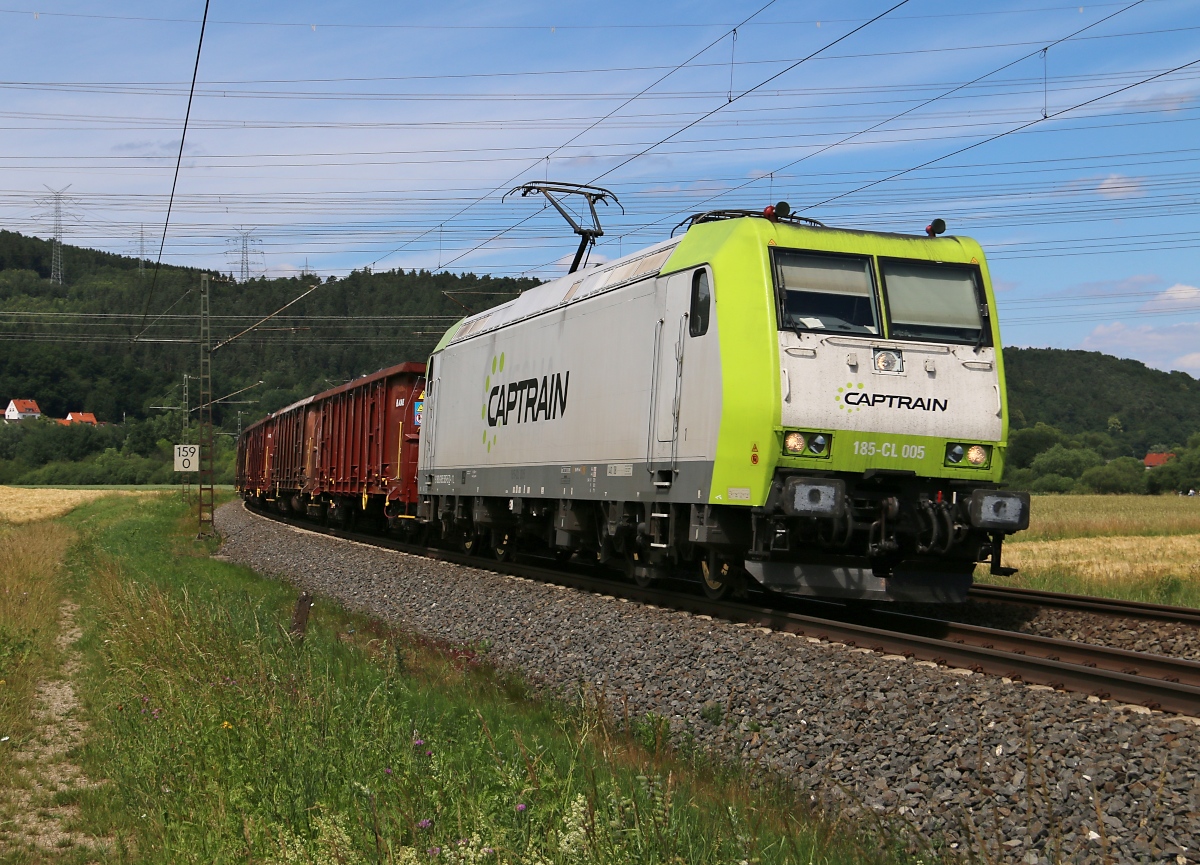 185-CL 005 von Captrain mit Hochbordwagen-Ganzzug in Fahrtrichtung Süden. Aufgenommen zwischen Mecklar und Ludwigsau-Friedlos am 28.06.2015.