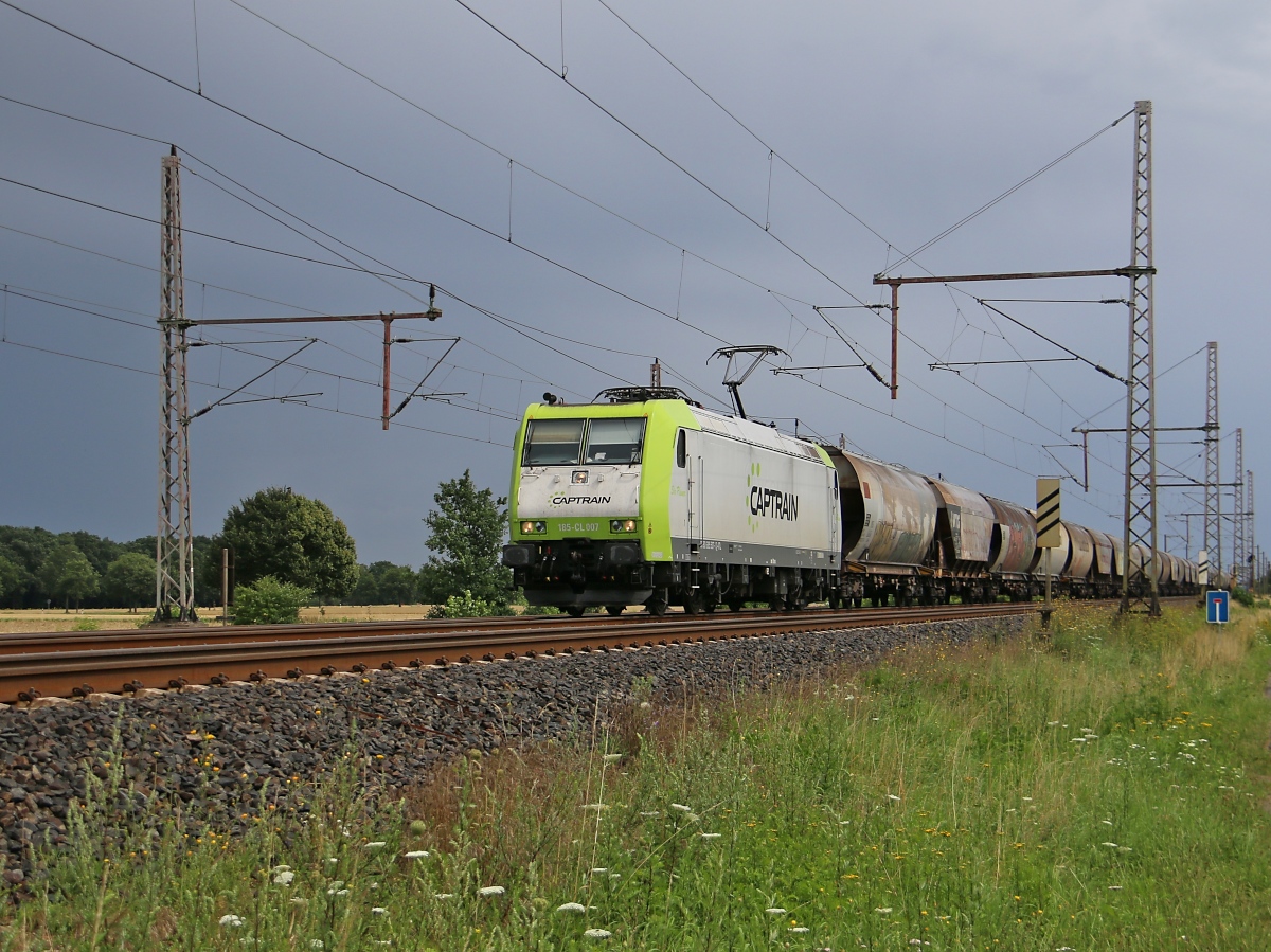 185 CL-007 (185 507-1) von Captrain mit Getreidezug in Fahrtrichtung Wunstorf. Aufgenommen in Dedensen-Gümmer am 29.07.2015.