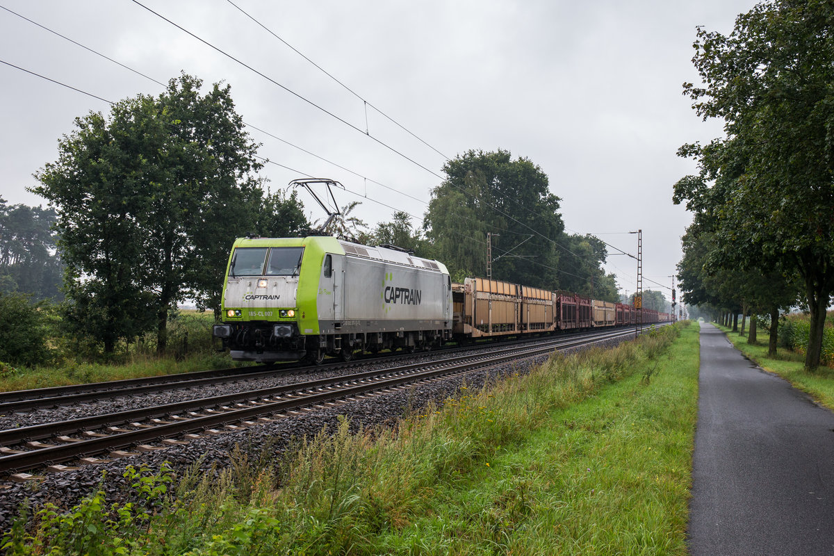 185-CL 007 von Captrain fährt mit einem leerem Autozug bei Dörverden in Richtung Nienburg, aufgenommen am 11. August 2017.