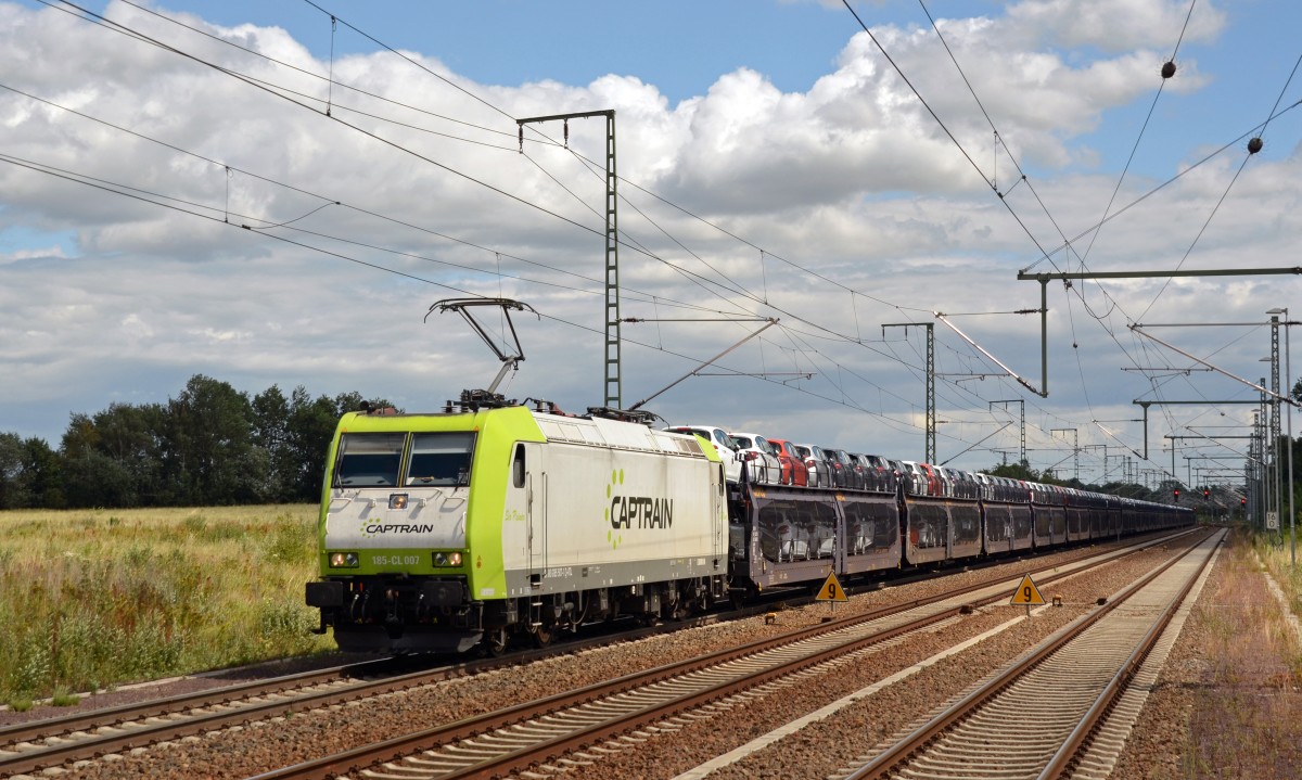 185 CL 007 der Captrain zog am 09.07.15 einen langen Autozug durch Rodleben Richtung Magdeburg.