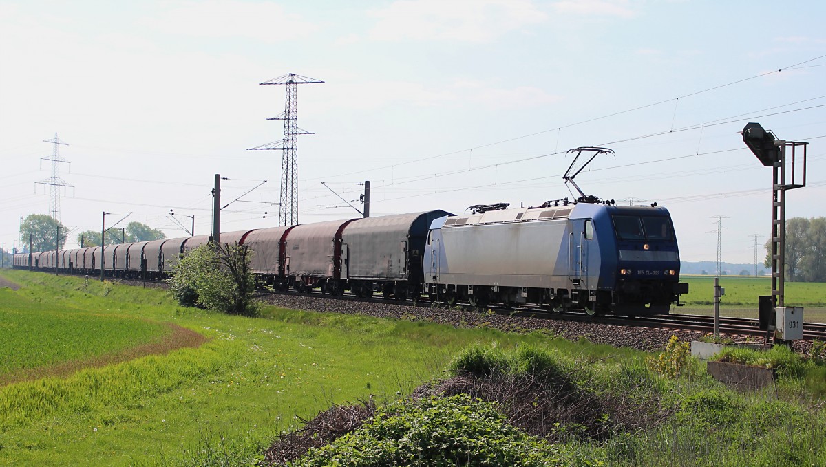 185 CL-009 von der Verkehrsbetriebe Peine-Salzgitter GmbH (VPS) fährt am 29.04.2014 mit einem Ganzzug Shimmns am Bü 42,485 zwischen Vechelde und Peine in Richtung Hannover.