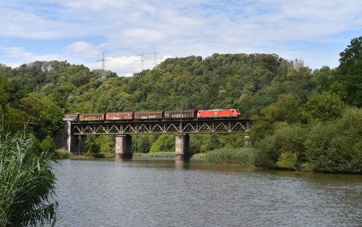 185 mit einem Ganzzug aus H-Wagen am 11.08.2019 auf der Werrabrücke bei Hedemünden