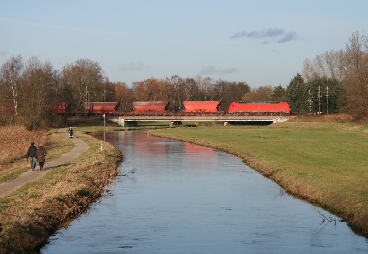 185 xxx mit CS 61081 (Hamburg Hohe Schaar–Wunstorf) am 30.11.2011 auf der Luhebr�cke in Winsen; inzwischen sind die Gleise an dieser Stelle hinter L�rmschutzw�nden verschwunden.