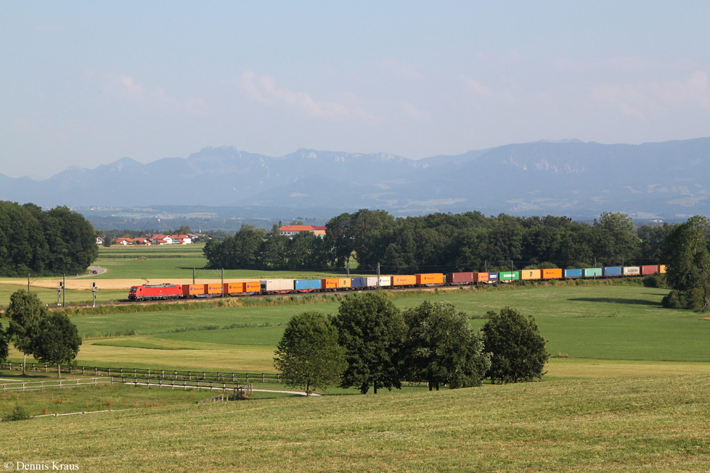 185 xxx mit einem Containerzug am 06.08.2013 in Aubenhausen bei Ostermnchen.