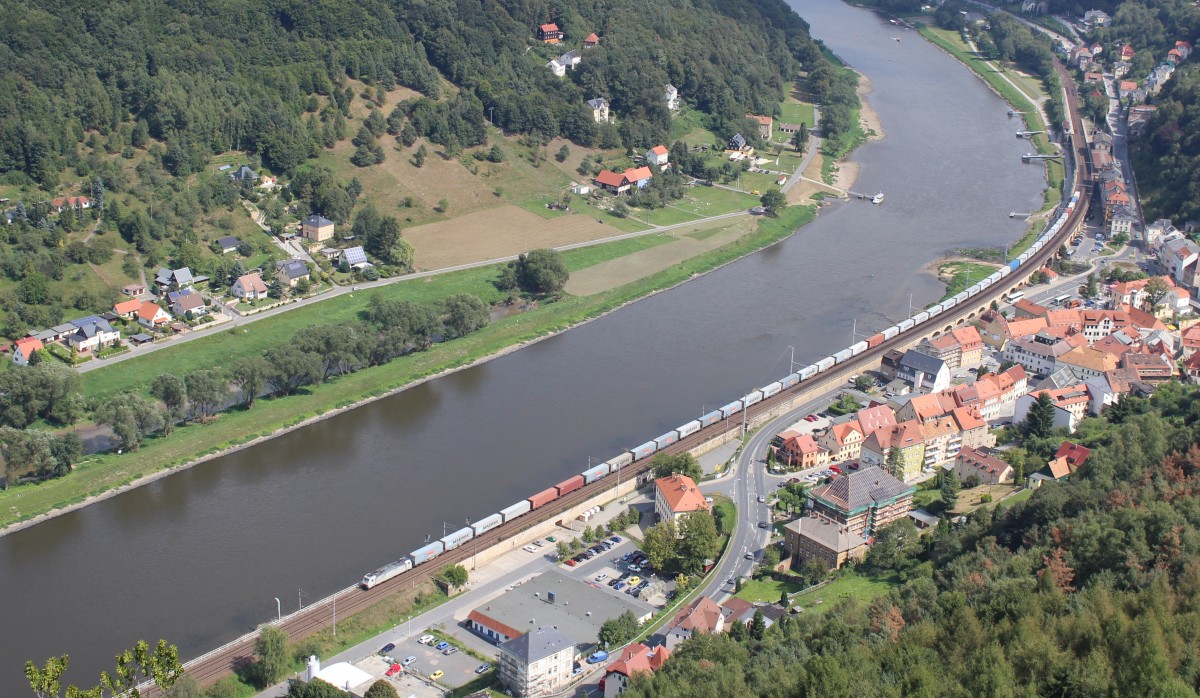 185 XXX mit einem Containerzug in Knigstein am 24.08.13. Foto von der Festung Knigstein.