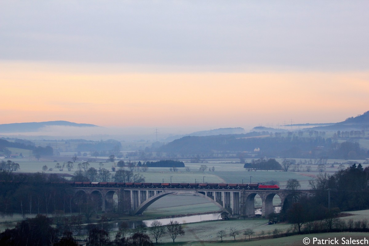 185 xxx mit einem Kalizug am Morgen des 18/02/14 auf dem Guntershausener Viadukt in Richtung Kassel unterwegs.