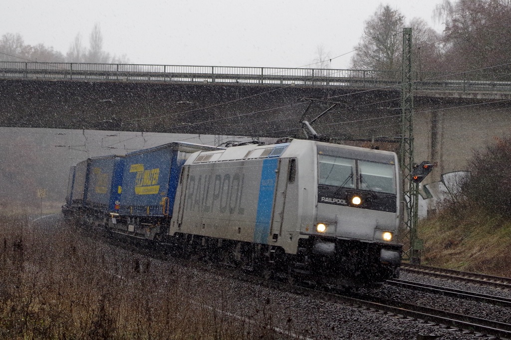 185 xxx Railpool / TXL mit Lkw-Walter Klv am 14.12.2013 in Fulda-Götzenhof Richtung Bebra. 