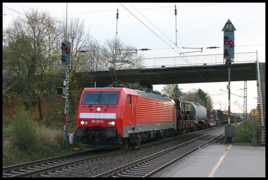 185051 fährt hier am 1.11.2005 mit einem Güterzug in Richtung Ruhrgebiet durch den Bahnhof Hasbergen.
