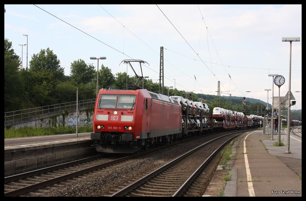 185057 hatte bei der Durchfahrt in Brackwede am 29.07.2016 um 17.35 Uhr in Richtung Hamm nagelneue VW Fahrzeuge als Ladegut am Haken.