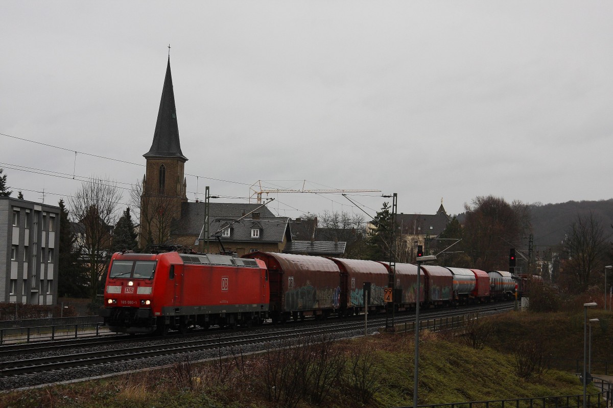 185060 rollt am 1.2.2014 mit einem kurzen Güterzug durch Königswinter in Richtung Süden.