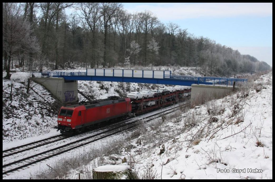 185082 unter der neuen Fußgängerbrücke im Einschnitt zwischen Vehrte und Ostercappeln am 4.2.2015 um 12.04 Uhr. Der Zug ist unterwegs auf der Rollbahn in Richtung Bremen.